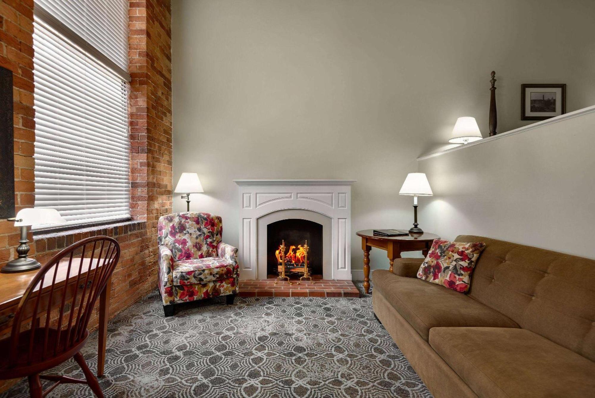 The Historic Brookstown Inn, Trademark Collection By Wyndham Уинстън-Сейлъм Екстериор снимка