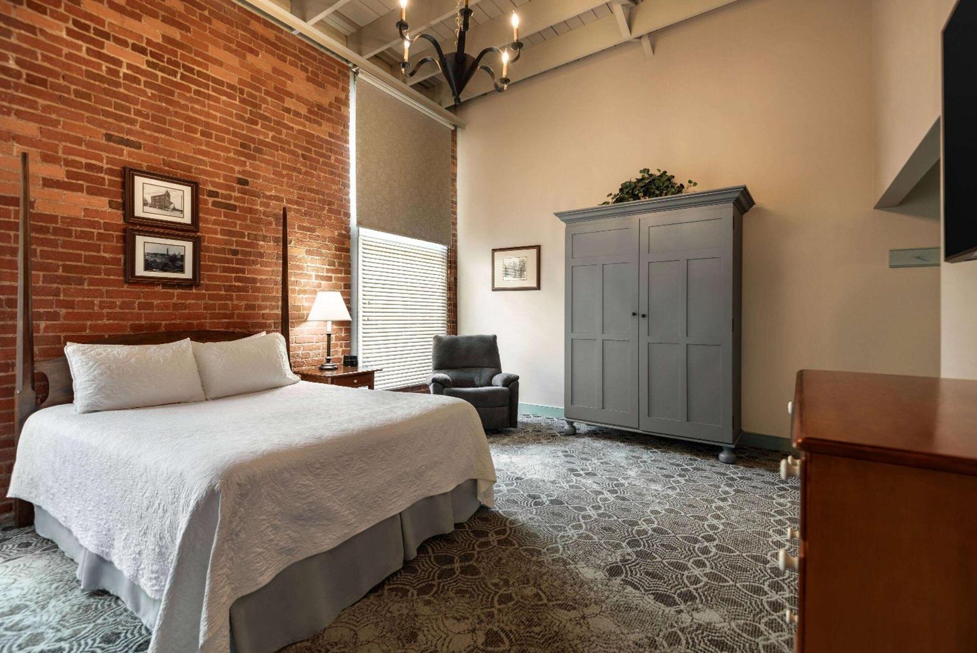 The Historic Brookstown Inn, Trademark Collection By Wyndham Уинстън-Сейлъм Екстериор снимка